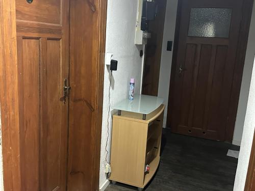 ein Zimmer mit einer Tür und einem kleinen Tisch neben einer Tür in der Unterkunft Sultanias Homesharing in Nürnberg