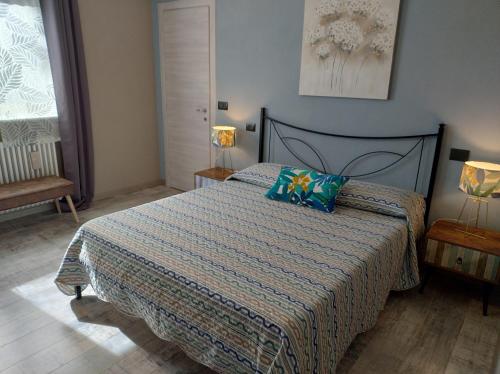 sypialnia z łóżkiem z niebieską kołdrą w obiekcie B&B Cascina Grattinera w mieście Sale San Giovanni
