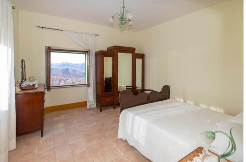 een slaapkamer met een bed, een dressoir en een raam bij Nonna Lella Bed and Breakfast in Calvanico