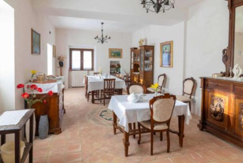 een eetkamer met tafels en stoelen in een kamer bij Nonna Lella Bed and Breakfast in Calvanico
