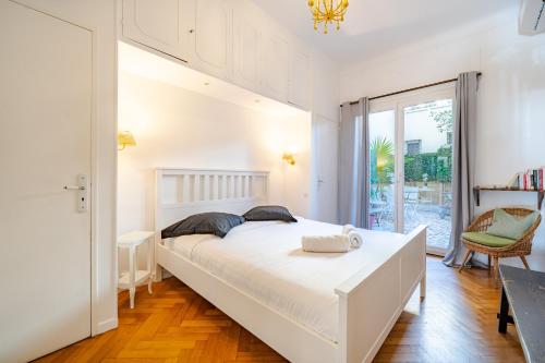 - une chambre blanche avec un grand lit blanc dans l'établissement Promenade des Anglais - 2 chambres - Jardin, à Nice