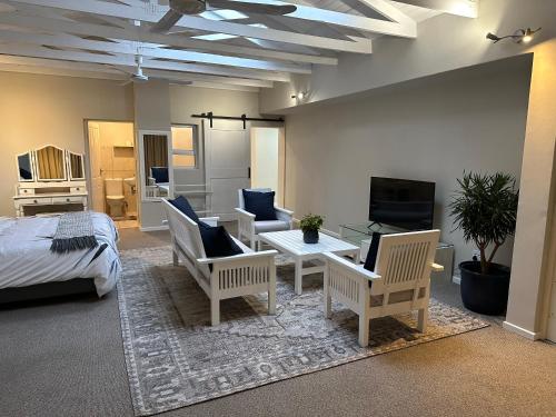 ein Schlafzimmer mit einem Bett und ein Wohnzimmer in der Unterkunft 2 Bedroom Apartment with Private Gym in Johannesburg