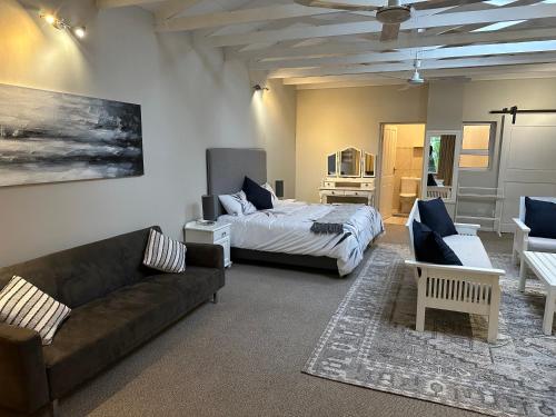 - un salon avec un lit et un canapé dans l'établissement 2 Bedroom Apartment with Private Gym, à Johannesbourg
