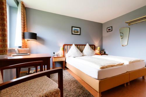 um quarto de hotel com uma cama e uma secretária em Hotel Helgoländer Klassik em Helgoland
