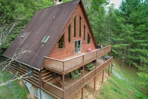 an overhead view of a large wooden house at Hidden Creek Cabin in Fleetwood