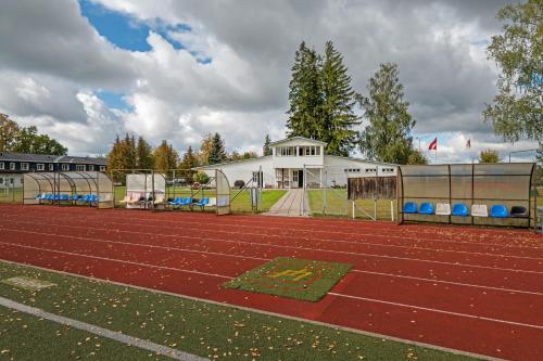 una pista de carreras con un campo y un edificio en Staicele - Learning and Training Hub, en Staicele