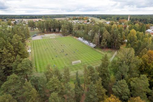 una vista aérea de un campo de fútbol en un parque en Staicele - Learning and Training Hub, en Staicele