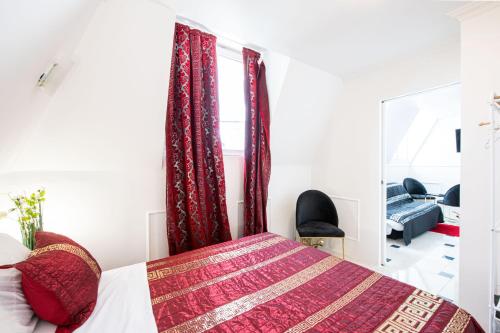 - une chambre avec un lit et une fenêtre avec des rideaux rouges dans l'établissement Appartement Unique à 13 min de Paris, à Deuil-la-Barre