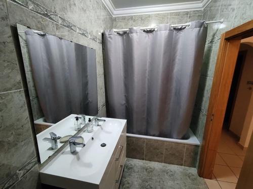 bagno con lavandino e tenda doccia di O Nosso Cantinho (private pool) a Casais da Carneiria