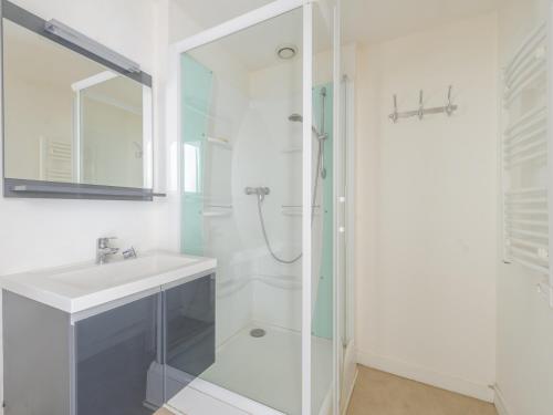 une salle de bain blanche avec un lavabo et une douche dans l'établissement Appartement T2 lumineux à deux pas du Vieux Port, La Rochelle – tout confort, Wi-Fi, proche commerces - FR-1-535-39, à La Rochelle