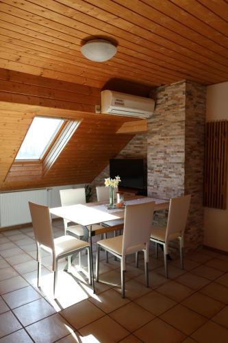 comedor con mesa y sillas en Apartments-Rooms Kocijancic en Bled