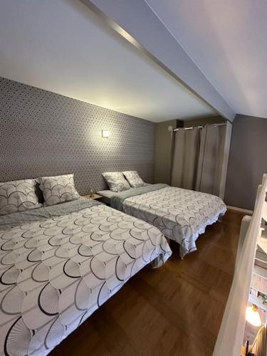 une chambre avec deux lits dans une pièce dans l'établissement Rêve de plage, à Camiers