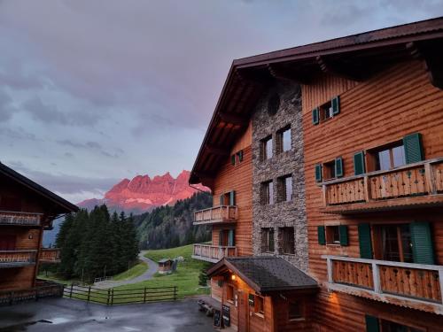 レ・クロゼにあるMountain Lodge, Les Crosetsの山の見える建物群