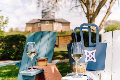 a table with two glasses of wine and a bag at Inselresort Wilhelmstein in Steinhude