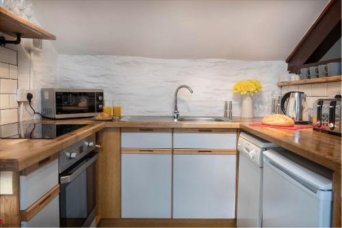 Dapur atau dapur kecil di Granary Retreat for 2 inc shared Dog Field