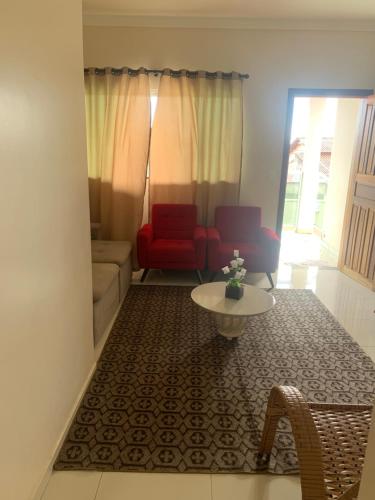 sala de estar con sofá rojo y mesa en Casa en Araxá