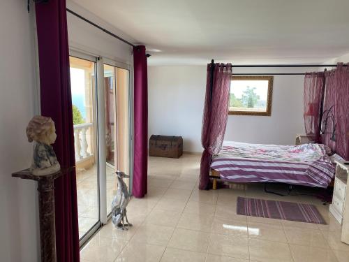 - une chambre avec un lit, une fenêtre et un chien dans l'établissement Villa Goonie, aux Issambres