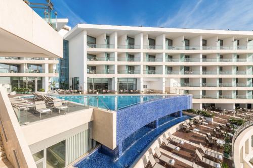 een afbeelding van een hotel met zwembad bij Sesimbra Oceanfront Hotel in Sesimbra