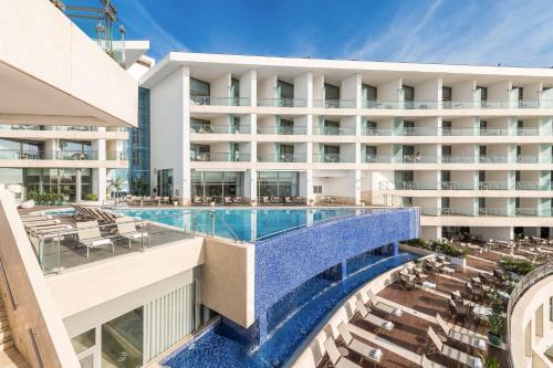 セジンブラにあるSesimbra Oceanfront Hotelのスイミングプール付きホテルのイメージ