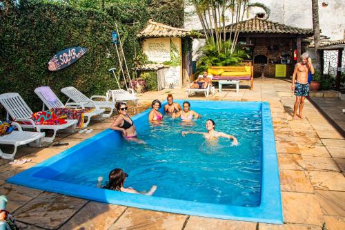 um grupo de pessoas numa piscina em Solar Hostel Búzios em Búzios