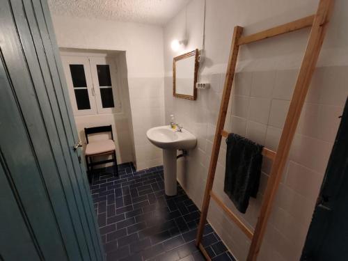 La petite salle de bains est pourvue d'un lavabo et d'un miroir. dans l'établissement Private Farm - Kingdom of Stone - 1Km from River Beach, à Tomar
