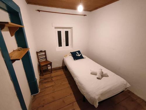 Un dormitorio con una cama con un osito de peluche. en Private Farm - Kingdom of Stone - 1Km from River Beach, en Tomar