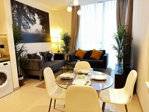 a living room with a table and chairs at Luxury One Bedroom Apartment In The Centre Of Dubai in Dubai