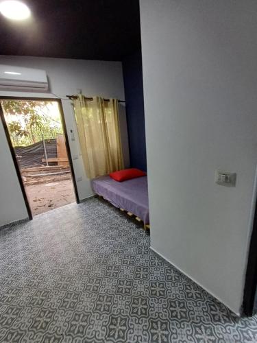 um quarto com uma cama num quarto com uma porta em Romeo suite em Haifa