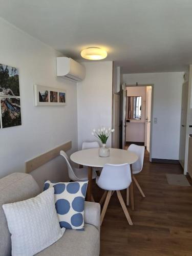 un salon avec une table et un canapé dans l'établissement the elegant cap esterel, à Saint-Raphaël