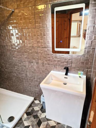 a bathroom with a white sink and a mirror at Beaver 2 HuntersMoon-Warminster-Bath-Salisbury in Warminster
