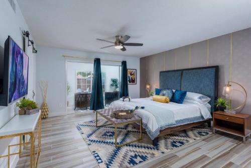 ein Schlafzimmer mit einem großen Bett mit blauen Kissen in der Unterkunft Scottsdale - 6915 E Sandra Terrace in Scottsdale