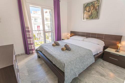 una camera da letto con un letto con due orsacchiotti sopra di Canovas Nerja - Casa adosada con piscina Los Huertos 3 a Nerja