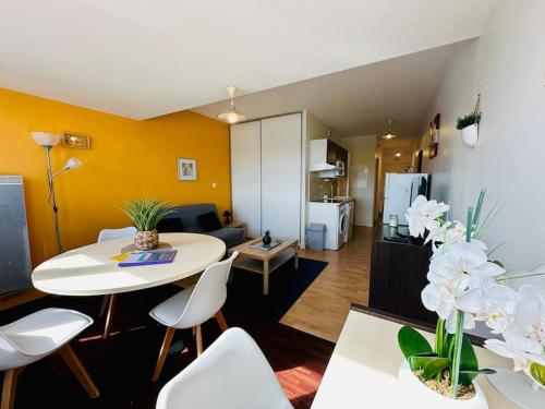 une cuisine et un salon avec une table et des chaises dans l'établissement Taouata - Face au port, à Rochefort