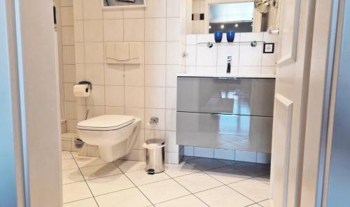 a small bathroom with a toilet and a sink at Ferienwohnung Parkblick Nr. 23 in Kühlungsborn