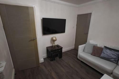En tv och/eller ett underhållningssystem på Cosy Semi-detached House To Stay In West Yorkshire 2 Bedroom