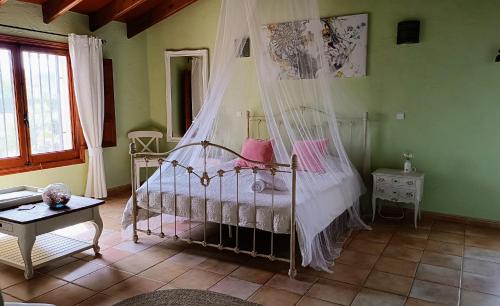 Schlafzimmer mit einem Bett mit Moskitonetz in der Unterkunft Sunny Vista in Pinoso