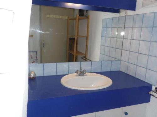 une salle de bain avec un lavabo et un miroir dans l'établissement Studio RDC 4 couchages avec terrasse à Marseillan, proche plage, parking privé - FR-1-326-614, à Le Castellas