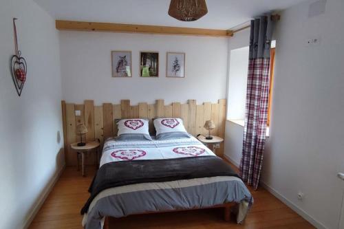 ein Schlafzimmer mit einem Bett mit zwei Kissen darauf in der Unterkunft Chez mémé in Engenthal
