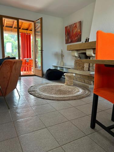 - un salon avec un tapis à l'étage dans l'établissement Villa du Lagon, à Vidauban