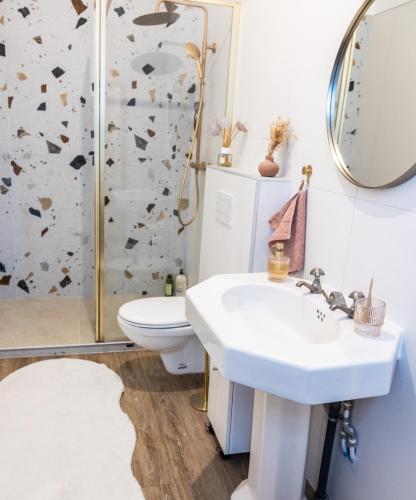 a bathroom with a sink and a shower at Grande chambre avec SDB privée in Bazas