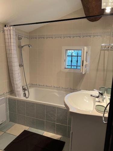 La salle de bains est pourvue d'une baignoire, d'un lavabo et d'une douche. dans l'établissement esterel-plage, à Saint-Raphaël