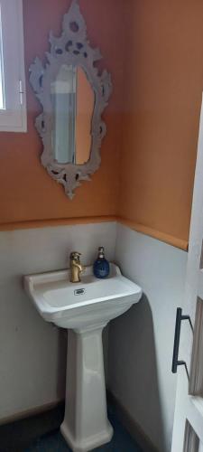 ein Badezimmer mit einem weißen Waschbecken und einem Spiegel in der Unterkunft Gio's house b&b in Pizzo