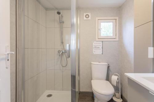 une salle de bain avec une douche, des toilettes et un lavabo dans l'établissement Joli Bungalow, à Roquebrune-sur Argens