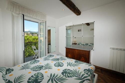 サンタ・マルゲリータ・リグレにあるTea Apartmentのベッドルーム1室(ベッド1台付)、バスルーム(窓付)が備わります。