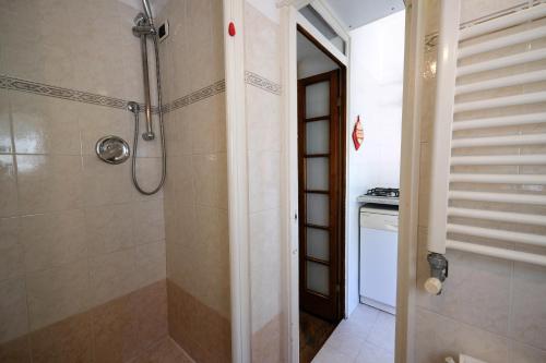y baño con ducha a ras de suelo. en Tea Apartment, en Santa Margherita Ligure