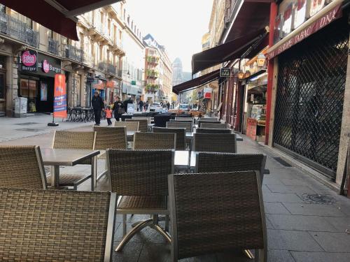 La Petite Auberge de Strasbourg في ستراسبورغ: صف من الطاولات والكراسي في شارع المدينة