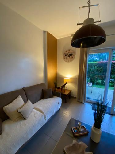 un salon avec un canapé et une grande fenêtre dans l'établissement Pornichet 3 mns de la plage avec jardin classé 3 étoiles, à Pornichet