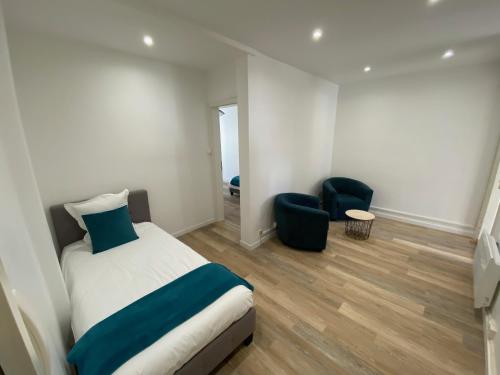 una camera da letto con un letto e due sedie di La Petite Auberge de Strasbourg a Strasburgo