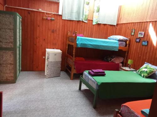 מיטה או מיטות קומותיים בחדר ב-Eka Hotel