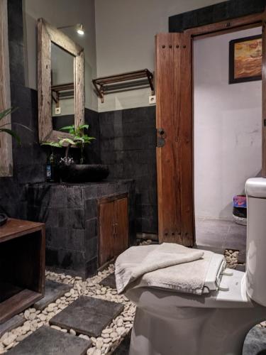 Ванная комната в Astuti Gallery Homestay